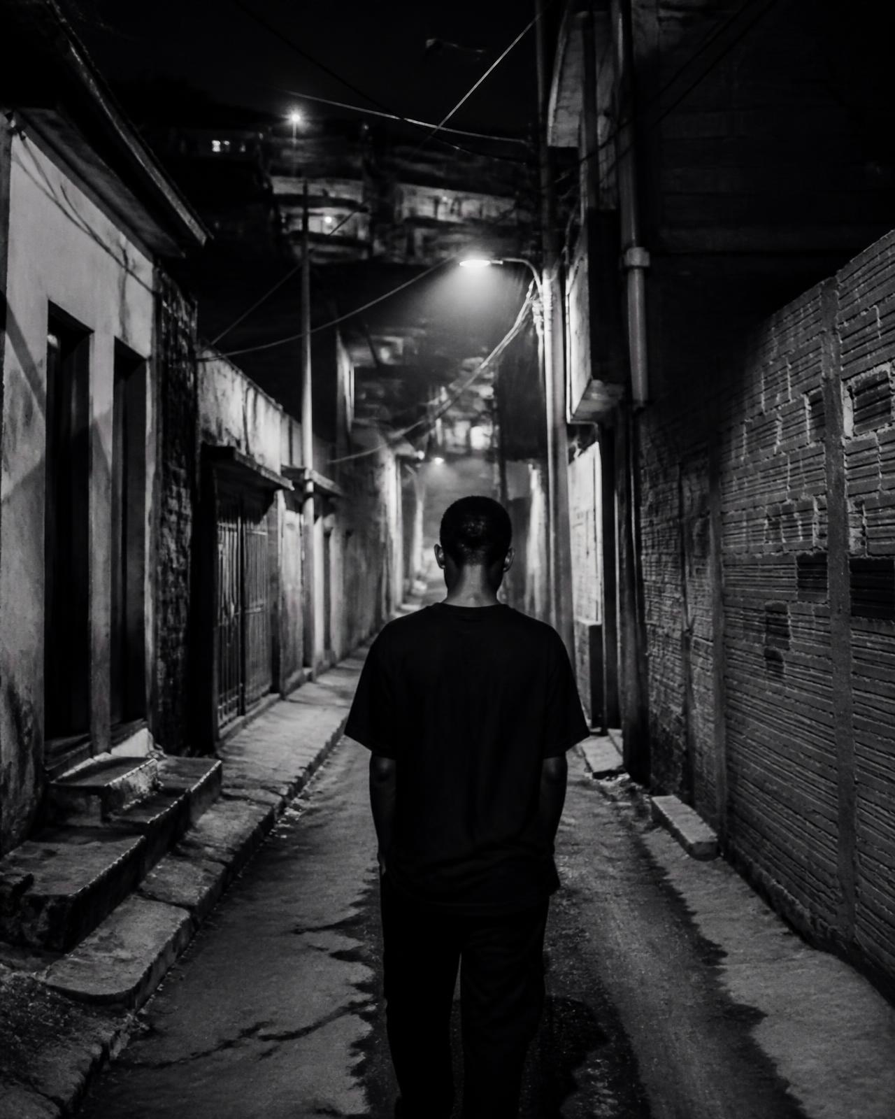 Rua brasileira à noite, fotografia em preto e branco